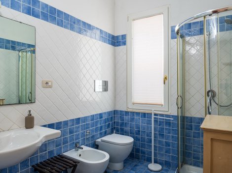 3. blaues Duschbad, ebenfalls renoviert
