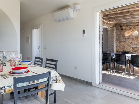 Küche und Terrasse bilden eine architektonische Einheit