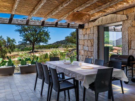 Einzigartiger Blick von der Terrasse auf die umliegende unbebaute Landschaft