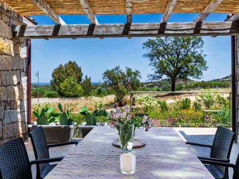 Eßtisch im überdachten Bereich der Terrasse