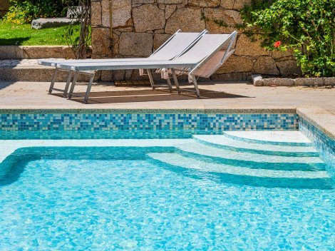 Den Pool erreichen Sie über eine Treppe vom Garten, abends dezent beleuchtet