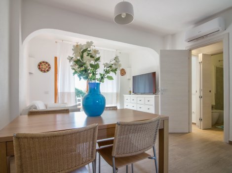 Blick vom Wohnzimmer auf den Schlafbereich mit modernem Bad