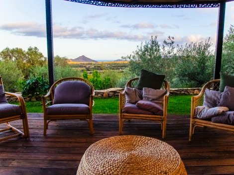 Überdachte Terrasse vor dem Haus