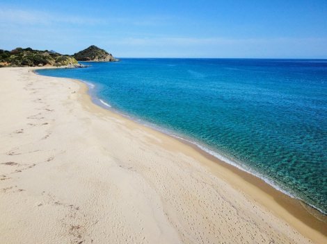 Zum Sandstrand von Cala Sinzias sind es wenige Autominuten