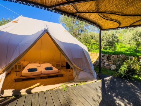 Zelt 1 mit Doppelbett und eine Schlafcouch