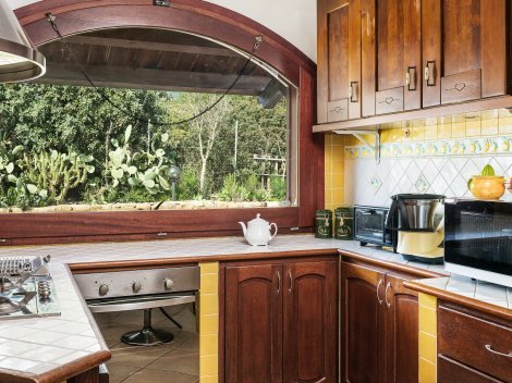 Die Küche im Landhausstil verfügt über alle technischen Geräte