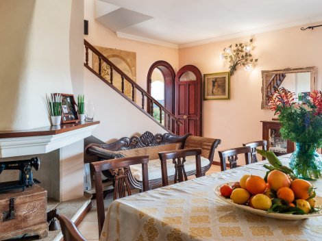 Eine Treppe führt vom Wohnbereich in die oberen Schlafräume