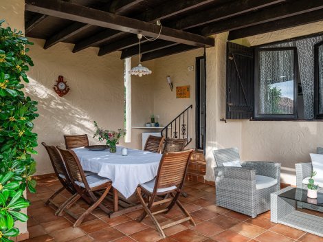 Überdachte Terrasse für entspannte Abende