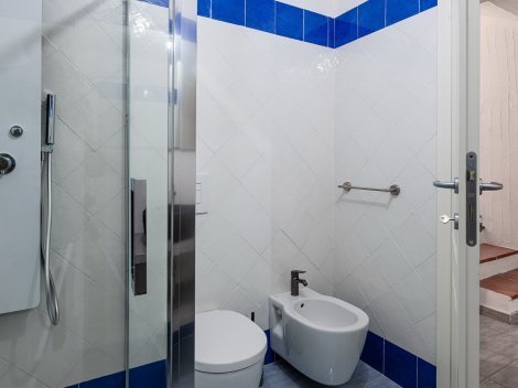 3. vollausgestattetes  Bad im Erdgeschoß für das Doppelzimmer im Erdgeschoss