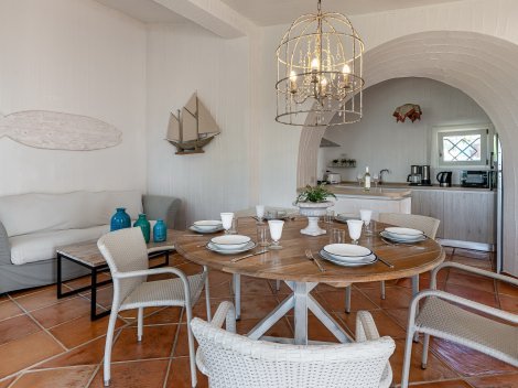 Hier noch eine zusätzliche Couch neben dem Esstisch