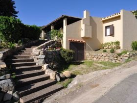 Das Haus liegt am Hang und zum hellen Sandstrand sind es nur 200 Schritte