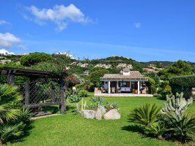 Traumlage des Hauses direkt am hellen Sandstrand der Costa Rei