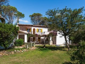 Großer privater Garten der am Strand endet