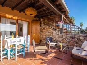 Die Terrasse bietet viel Platz für entspannte Stunden im Freien